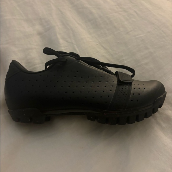 Brand new lightweight cycling shoe (no cleats included) - Picture 2 of 5